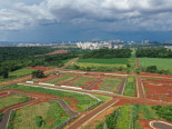 Por que escolher um terreno plano é uma decisão estratégica e econômica?